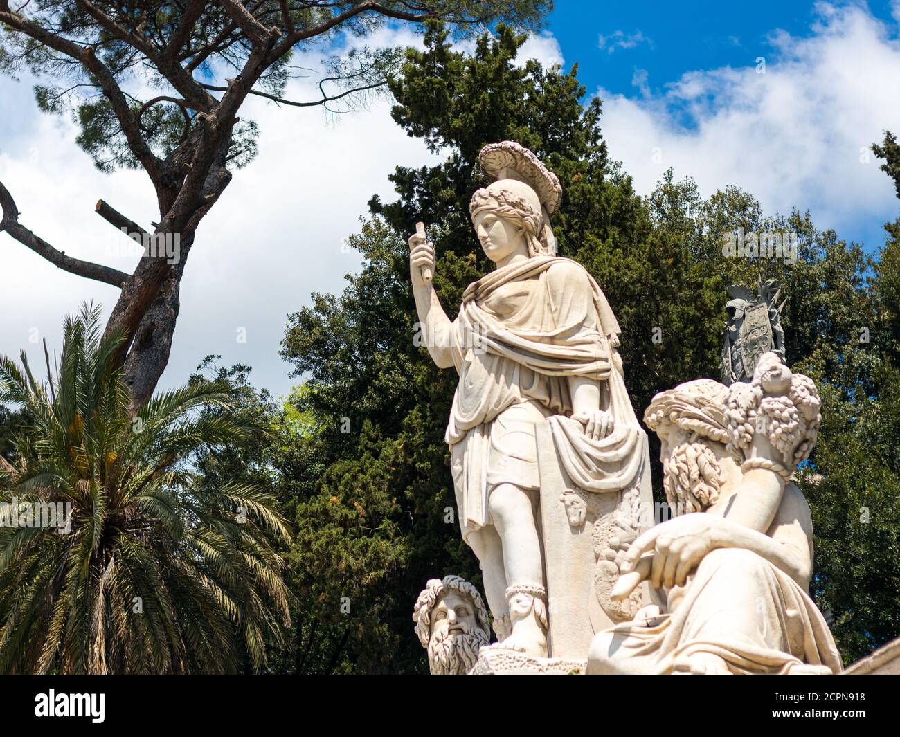 Statua sulla famosa piazza romana Piazza del Popolo in Italia Foto Stock