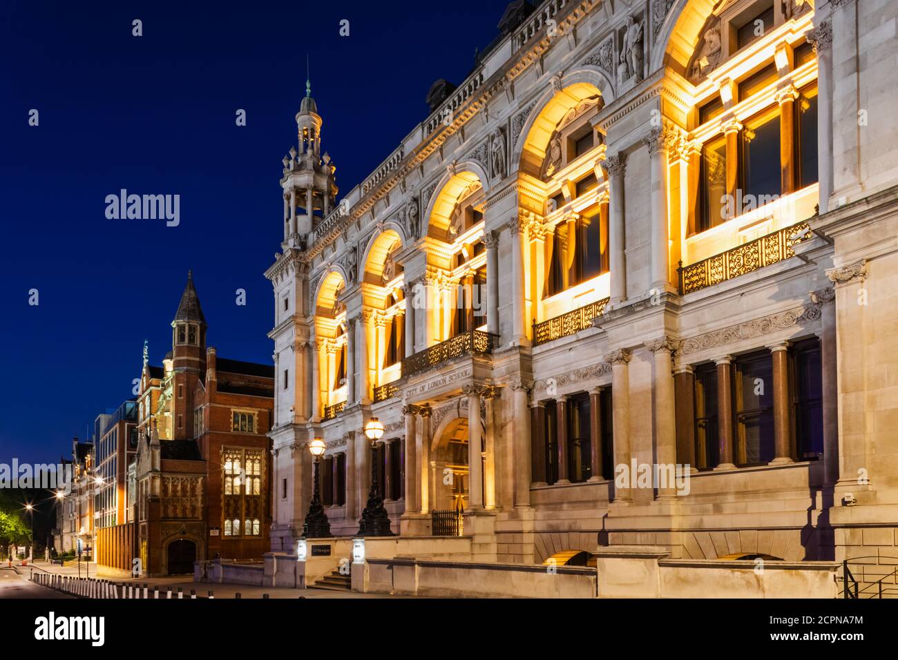 Inghilterra, Londra, Victoria Embankment, Temple, la vecchia City di Londra School Building ora JP Morgan Foto Stock
