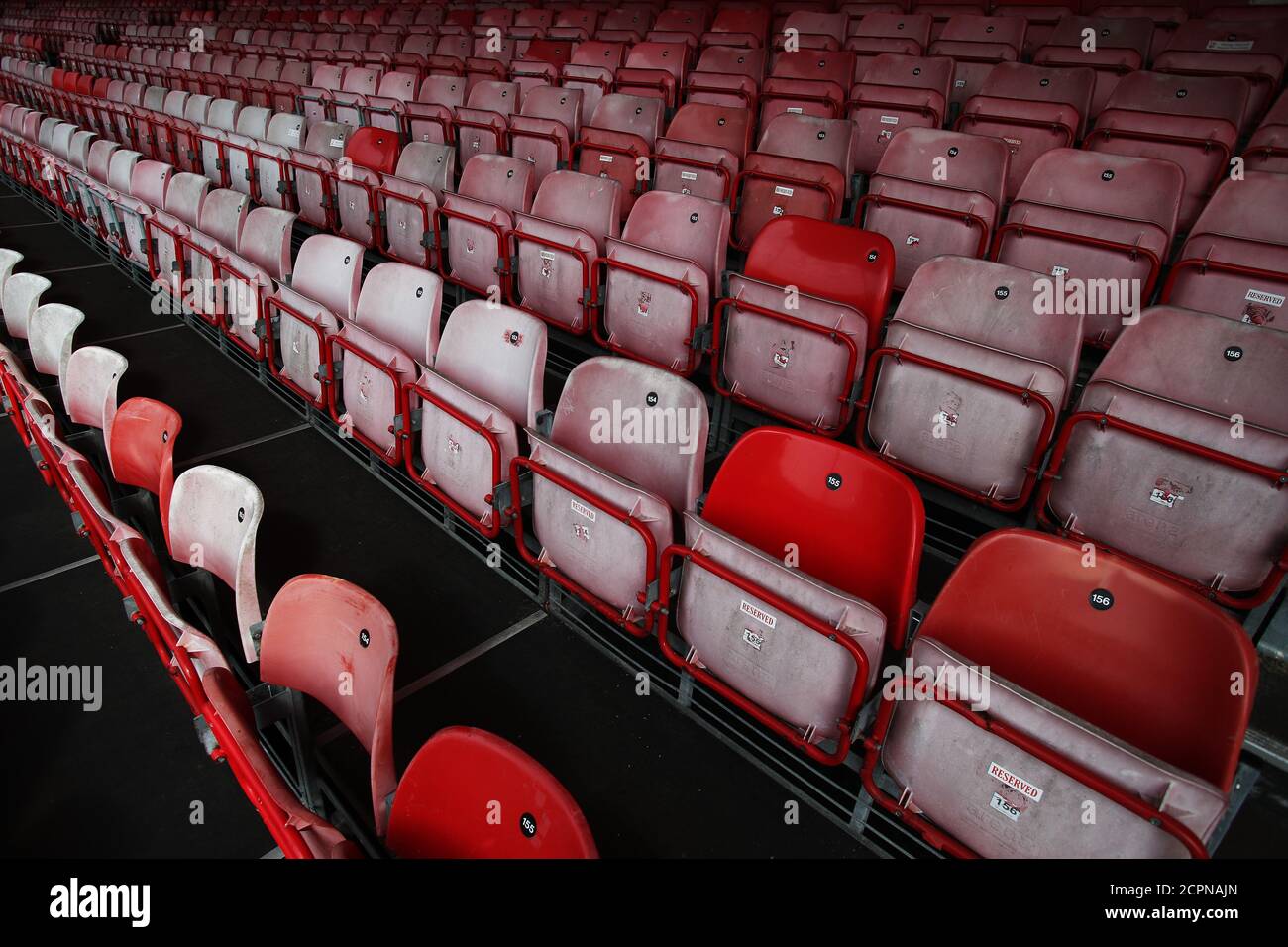Una vista generale di posti vuoti all'interno del terreno prima della partita Sky Bet League due al People's Pension Stadium, Crawley. Foto Stock