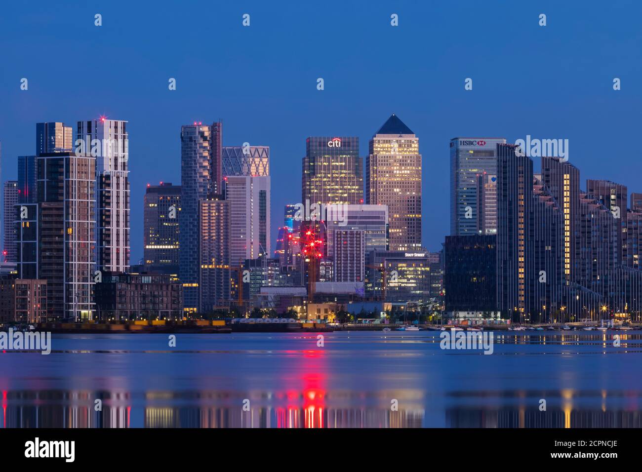 Inghilterra, Londra, Docklands, Fiume Tamigi e Canary Wharf Skyline di notte Foto Stock