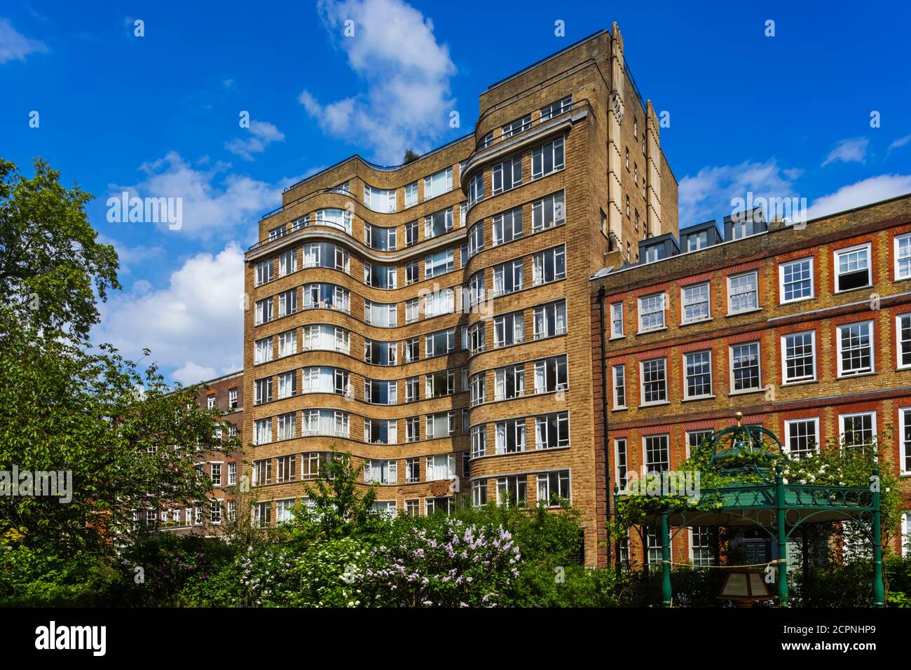 Inghilterra, Londra, Città di Londra, Smithfield, Charterhouse Square, Florin Court Art Deco edificio residenziale alias Whitehaven Mansion nella TV Poirot Foto Stock