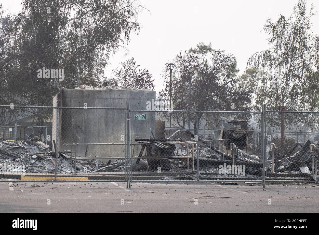 PHOENIX, ORE - 18 SETTEMBRE 2020: Una visione generale della Umpqua Bank. Tutto è stato distrutto accettare la volta. La città di Phoenix, Oregon, che mostra le case bruciate, le automobili e le macerie lasciate dietro. A Phoenix, circa 20 miglia a nord del confine con la California, le case sono state nolte senza riconoscimento. Secondo il National Interagency Fire Center, negli Stati Uniti occidentali sono in fiamme almeno 87 incendi. Hanno tormeggiato più di 4.7 milioni di acri -- più di sei volte l'area di Rhode Island. Credito: Chris Tuite/imageSPACE/Sipa USA Foto Stock