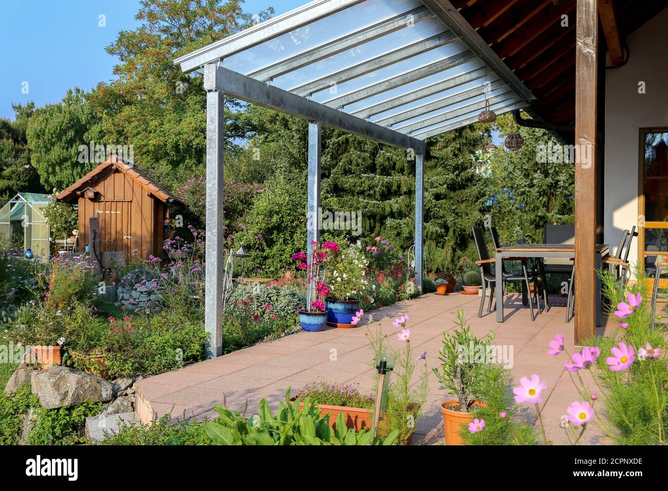 Terrazza con baldacchino in vetro e vista sul giardino Foto Stock