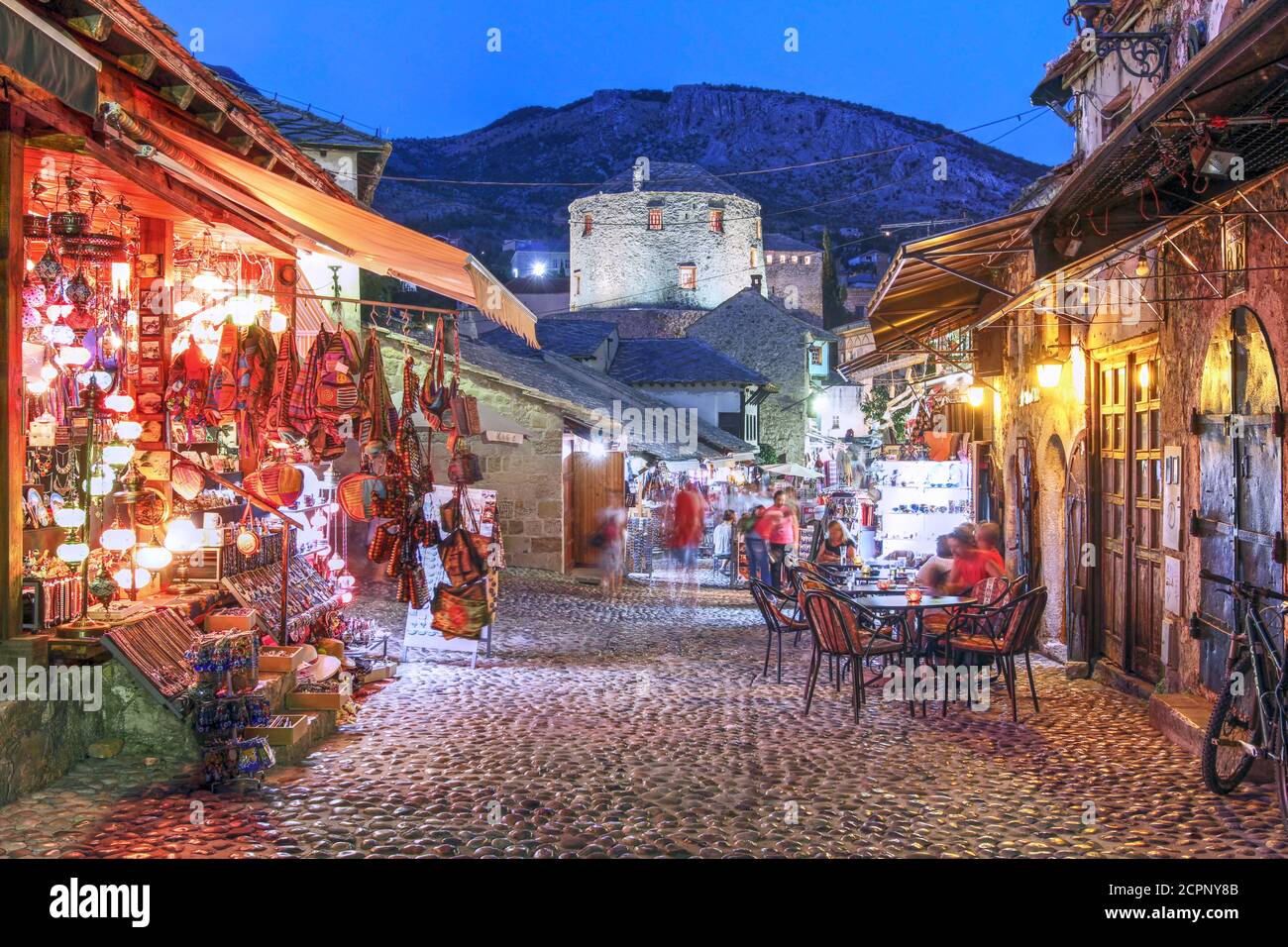 Scena serale sulle strade acciottolate del centro storico di Mostar, Bosnia Erzegovina. Foto Stock