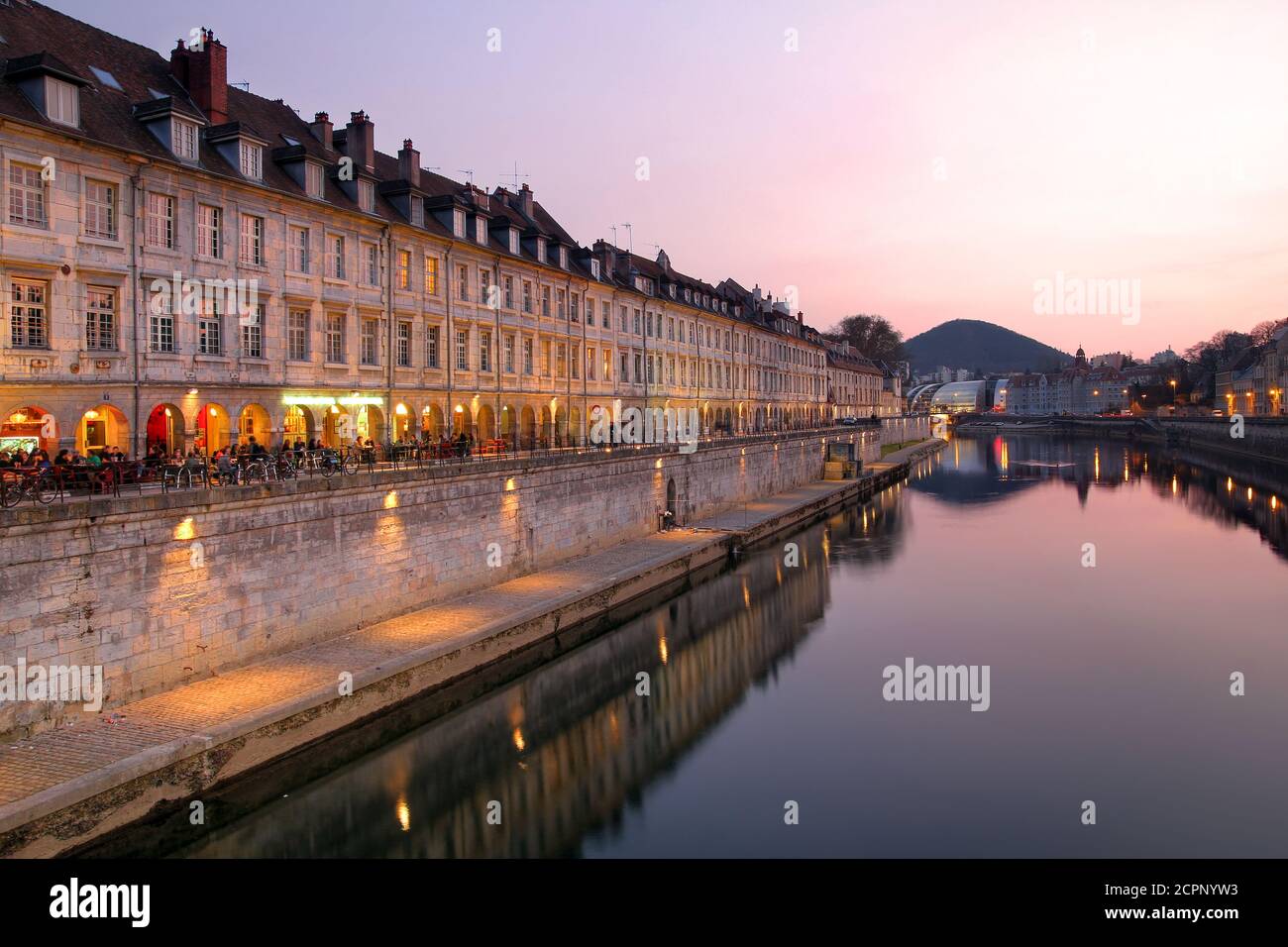 Tramonto su Quai Vauban nella città di Besancon (provincia Franche-Comte nella Francia orientale). Foto Stock