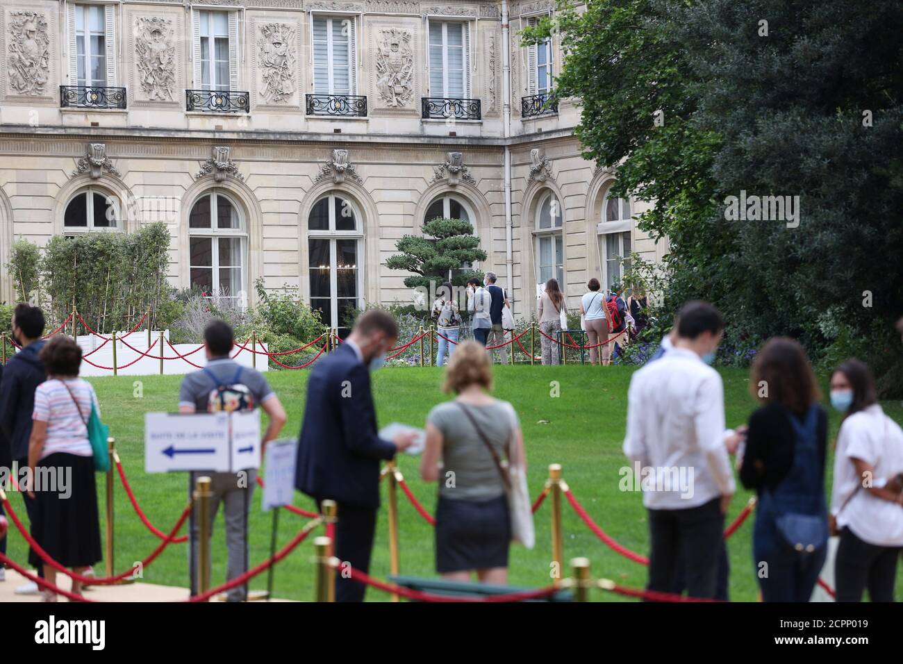 Parigi, Francia. 19 Settembre 2020. La gente si allineerà per visitare il palazzo presidenziale Elysee a Parigi, Francia, 19 settembre 2020. Alcuni siti storici sono aperti al pubblico questo fine settimana in Francia per celebrare le Giornate europee del Patrimonio, un evento culturale che si tiene ogni anno nel mese di settembre. Credit: Gao Jing/Xinhua/Alamy Live News Foto Stock Parigi, Francia. 19 Settembre 2020. La gente si allineerà per visitare il palazzo presidenziale Elysee a Parigi, Francia, 19 settembre 2020. Alcuni siti storici sono aperti al pubblico questo fine settimana in Francia per celebrare le Giornate europee del Patrimonio, un evento culturale che si tiene ogni anno nel mese di settembre. Credit: Gao Jing/Xinhua/Alamy Live News Foto Stock