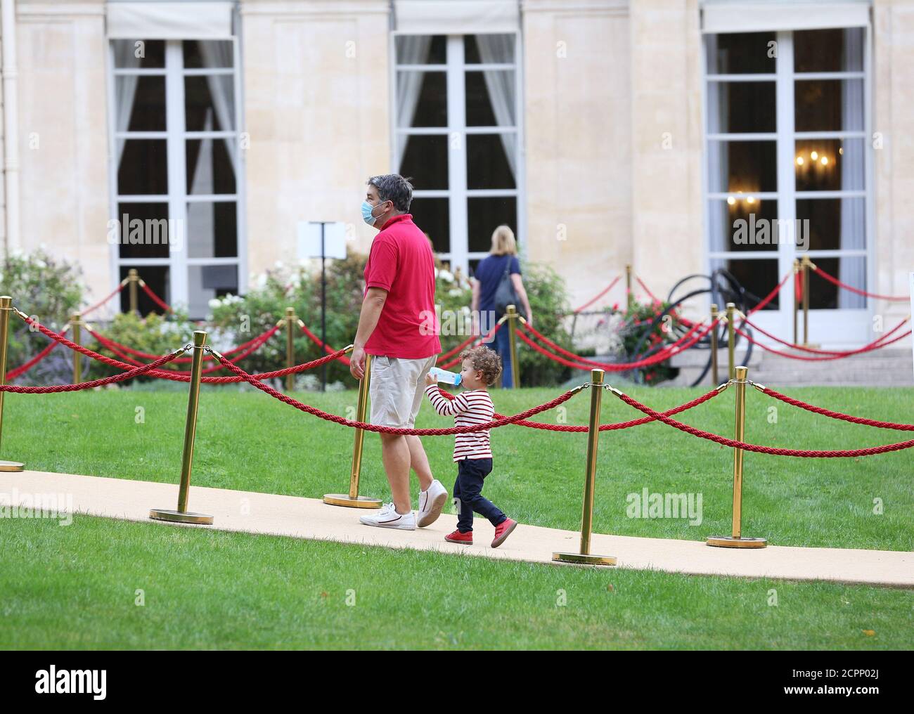 Parigi, Francia. 19 Settembre 2020. La gente visita il palazzo presidenziale Elysee a Parigi, Francia, 19 settembre 2020. Alcuni siti storici sono aperti al pubblico questo fine settimana in Francia per celebrare le Giornate europee del Patrimonio, un evento culturale che si tiene ogni anno nel mese di settembre. Credit: Gao Jing/Xinhua/Alamy Live News Foto Stock