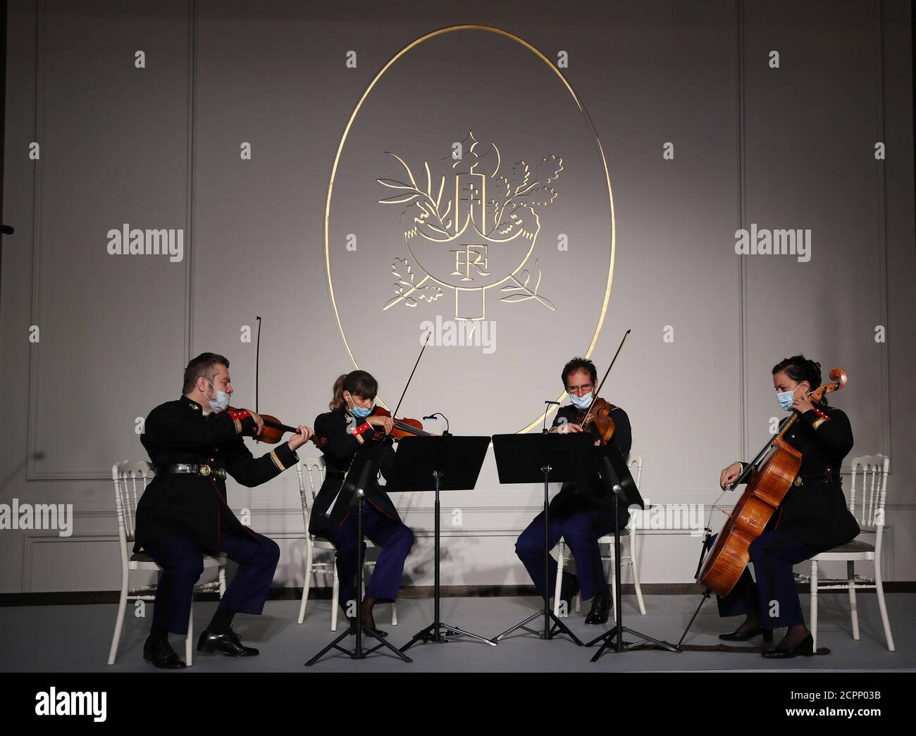 Parigi, Francia. 19 Settembre 2020. I musicisti si esibiscono per i visitatori presso il palazzo presidenziale Elysee di Parigi, Francia, il 19 settembre 2020. Alcuni siti storici sono aperti al pubblico questo fine settimana in Francia per celebrare le Giornate europee del Patrimonio, un evento culturale che si tiene ogni anno nel mese di settembre. Credit: Gao Jing/Xinhua/Alamy Live News Foto Stock Parigi, Francia. 19 Settembre 2020. I musicisti si esibiscono per i visitatori presso il palazzo presidenziale Elysee di Parigi, Francia, il 19 settembre 2020. Alcuni siti storici sono aperti al pubblico questo fine settimana in Francia per celebrare le Giornate europee del Patrimonio, un evento culturale che si tiene ogni anno nel mese di settembre. Credit: Gao Jing/Xinhua/Alamy Live News Foto Stock