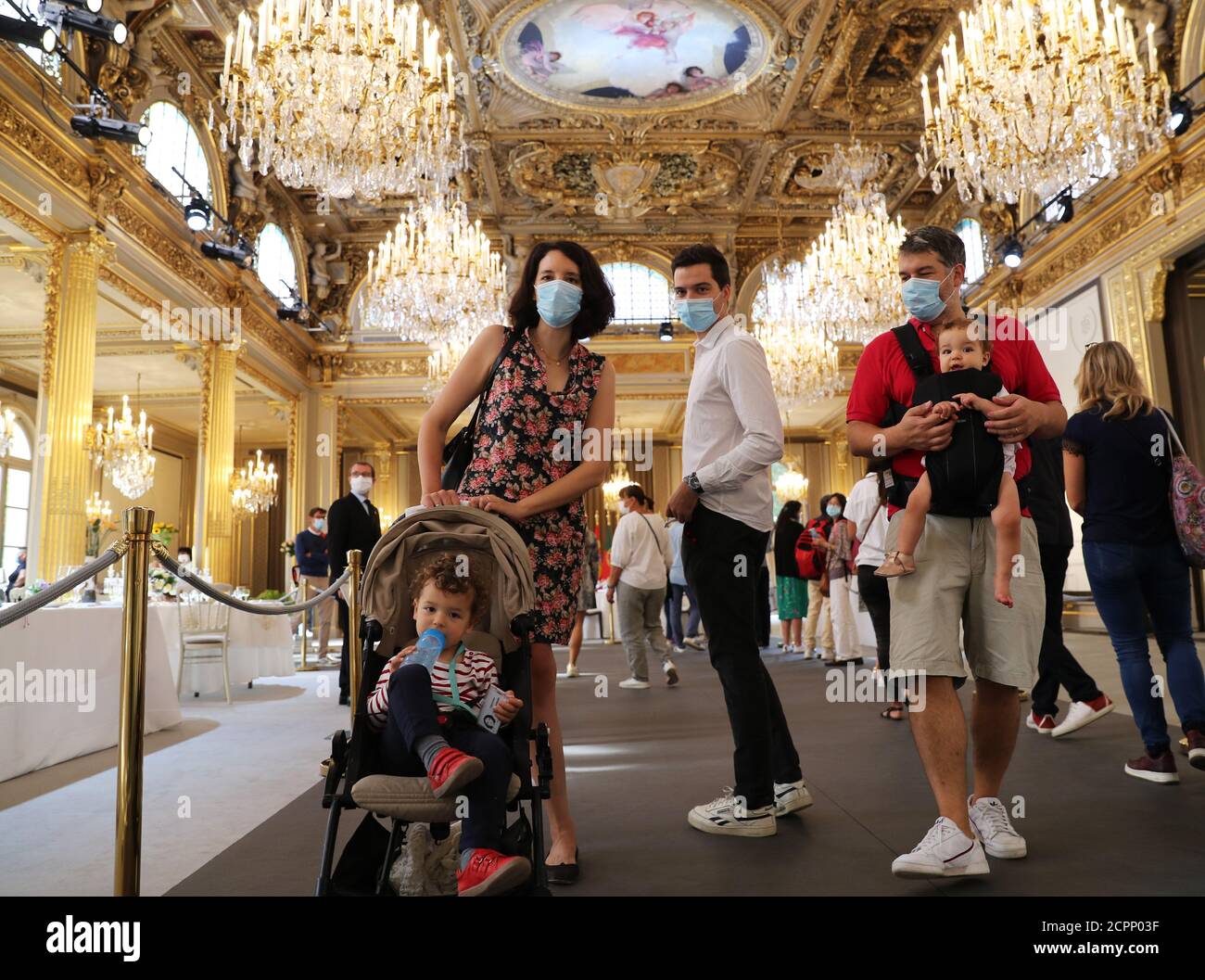 Parigi, Francia. 19 Settembre 2020. La gente visita il palazzo presidenziale Elysee a Parigi, Francia, 19 settembre 2020. Alcuni siti storici sono aperti al pubblico questo fine settimana in Francia per celebrare le Giornate europee del Patrimonio, un evento culturale che si tiene ogni anno nel mese di settembre. Credit: Gao Jing/Xinhua/Alamy Live News Foto Stock Parigi, Francia. 19 Settembre 2020. La gente visita il palazzo presidenziale Elysee a Parigi, Francia, 19 settembre 2020. Alcuni siti storici sono aperti al pubblico questo fine settimana in Francia per celebrare le Giornate europee del Patrimonio, un evento culturale che si tiene ogni anno nel mese di settembre. Credit: Gao Jing/Xinhua/Alamy Live News Foto Stock