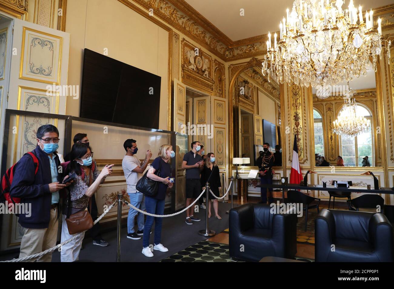 Parigi, Francia. 19 Settembre 2020. La gente scatta foto durante la visita al palazzo presidenziale Elysee a Parigi, Francia, 19 settembre 2020. Alcuni siti storici sono aperti al pubblico questo fine settimana in Francia per celebrare le Giornate europee del Patrimonio, un evento culturale che si tiene ogni anno nel mese di settembre. Credit: Gao Jing/Xinhua/Alamy Live News Foto Stock