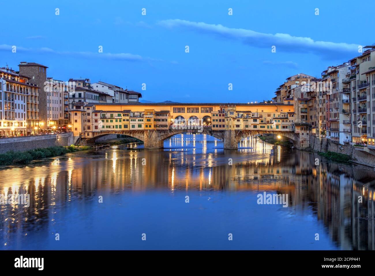 Famoso Ponte Vecchio che si estende sul fiume Arno a Firenze, Toscana, Italia. Foto Stock