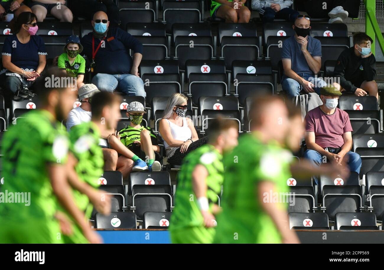 Tifosi in piedi in maschere durante la partita Sky Bet League due al New Lawn, Nailsworth. Foto Stock