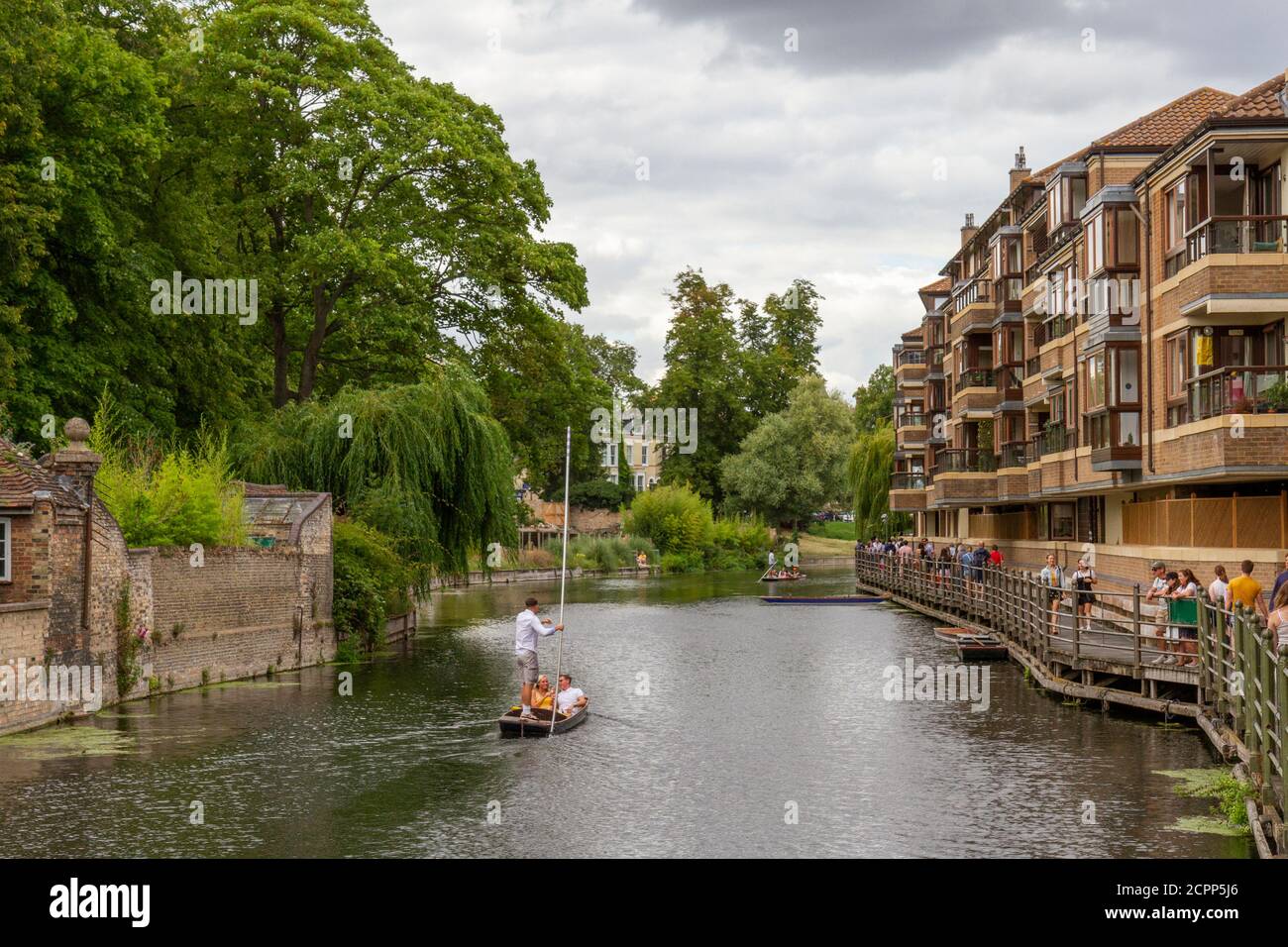 Punting on the River Cam visto da Magdalene Bridge, Cambridge, Regno Unito. Foto Stock