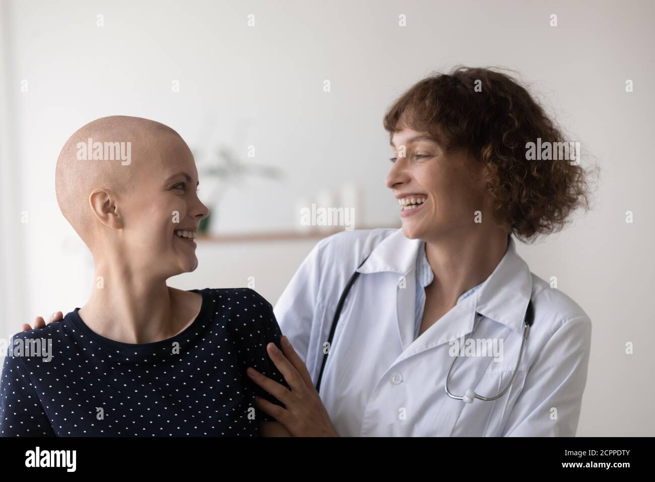 Felice supporto infermiere malato paziente di cancro femminile Foto Stock