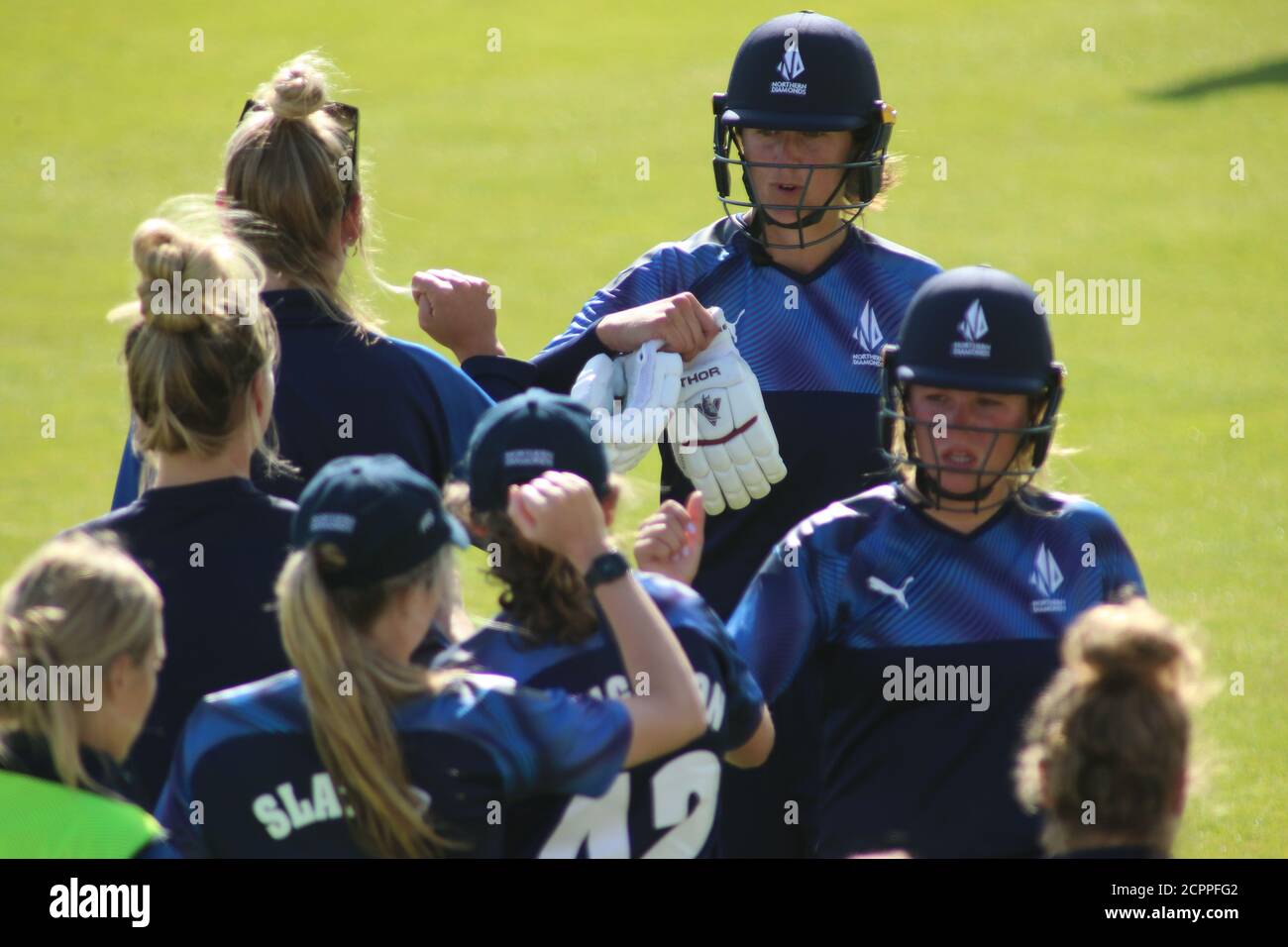 Emerald Headingley Stadium, Leeds, West Yorkshire, 19 settembre 2020. Rachael Heyhoe Flint Trophy 2020 - Northern Diamonds vs Thunder Northern Diamonds battitori Jenny Gunn e Sterre Kalis celebrano la vittoria per raggiungere la finale del Rachael Heyhoe Flint Trophy 2020 insieme ai compagni di squadra theyÕre. Credit: Touchinepics/Alamy Live News Foto Stock