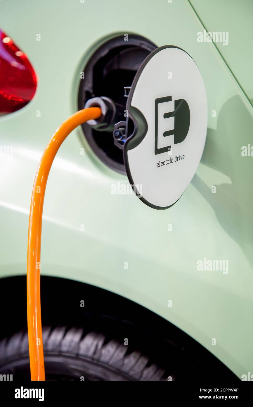 Essen, Renania Settentrionale-Vestfalia, Germania - un'auto elettrica viene caricata presso una stazione di ricarica rapida Essen RWE. Foto Stock