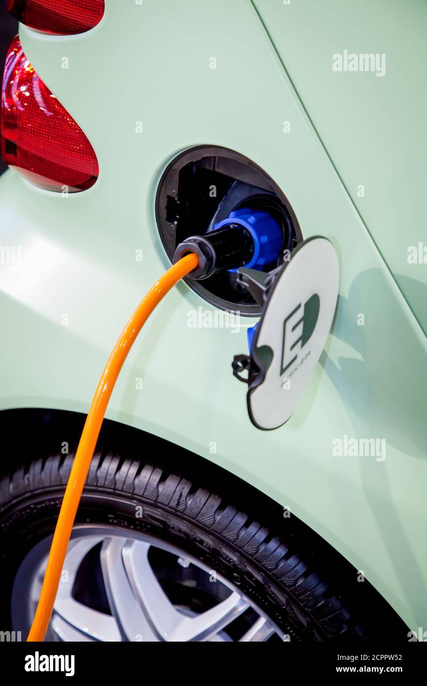 Essen, Renania Settentrionale-Vestfalia, Germania - un'auto elettrica viene caricata presso una stazione di ricarica rapida Essen RWE. Foto Stock
