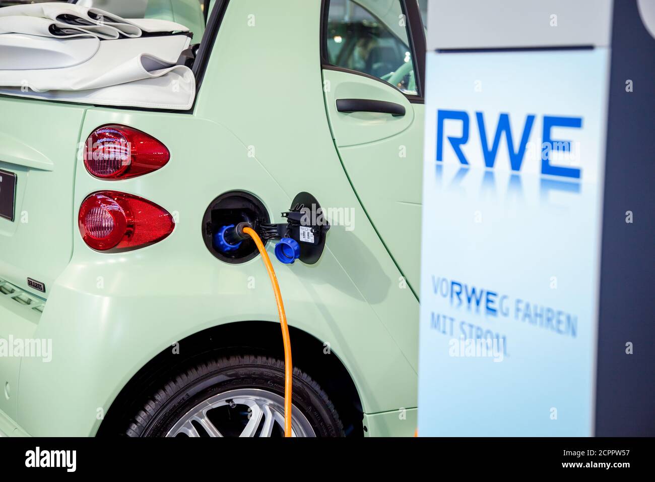 Essen, Renania Settentrionale-Vestfalia, Germania - un'auto elettrica viene caricata presso una stazione di ricarica rapida Essen RWE. Foto Stock