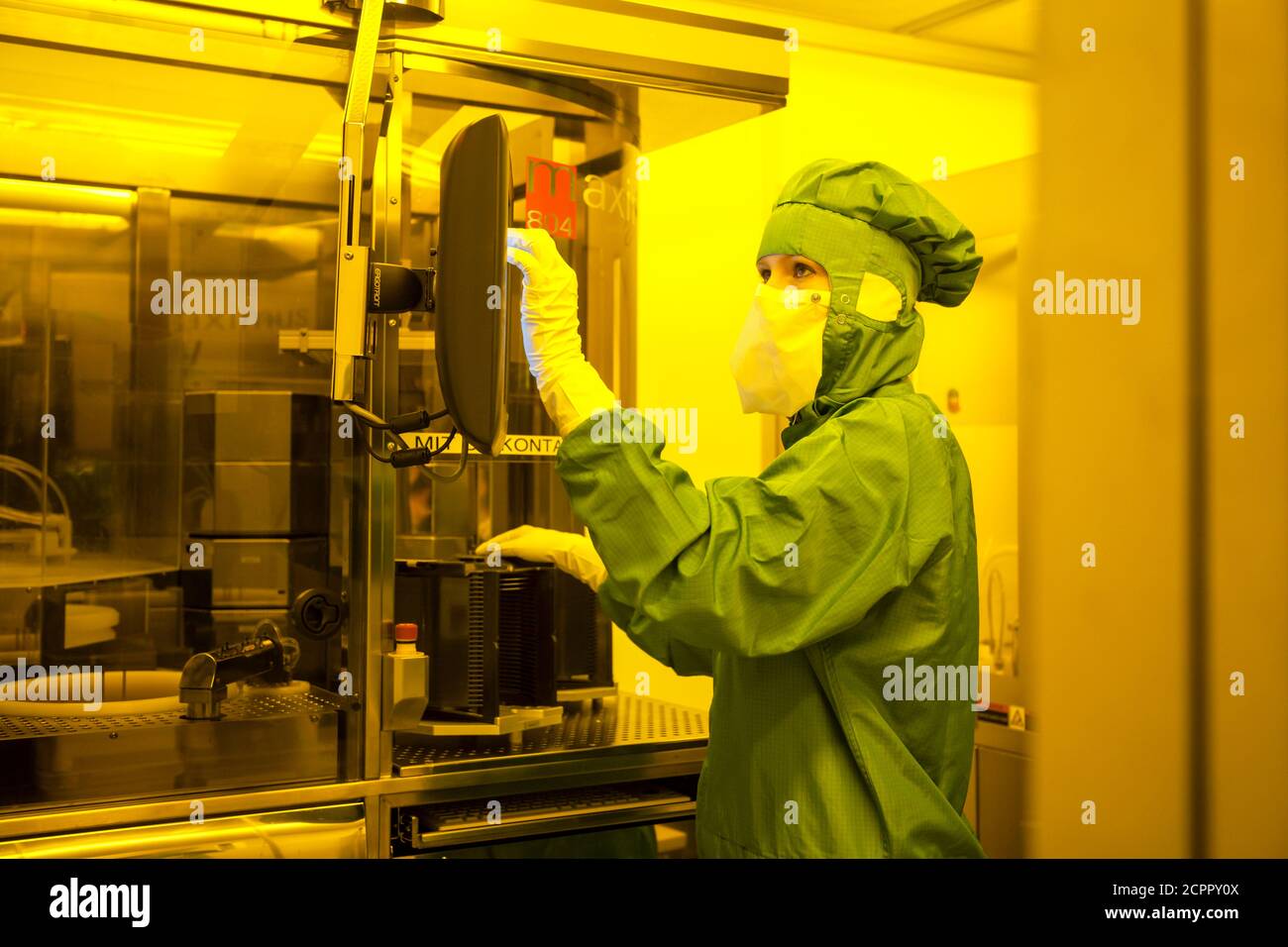 Duisburg, Renania Settentrionale-Vestfalia, Germania - alta tecnologia nella regione della Ruhr. Un microtecnologo lavora nella stanza pulita del Fraunhofer Institute Foto Stock