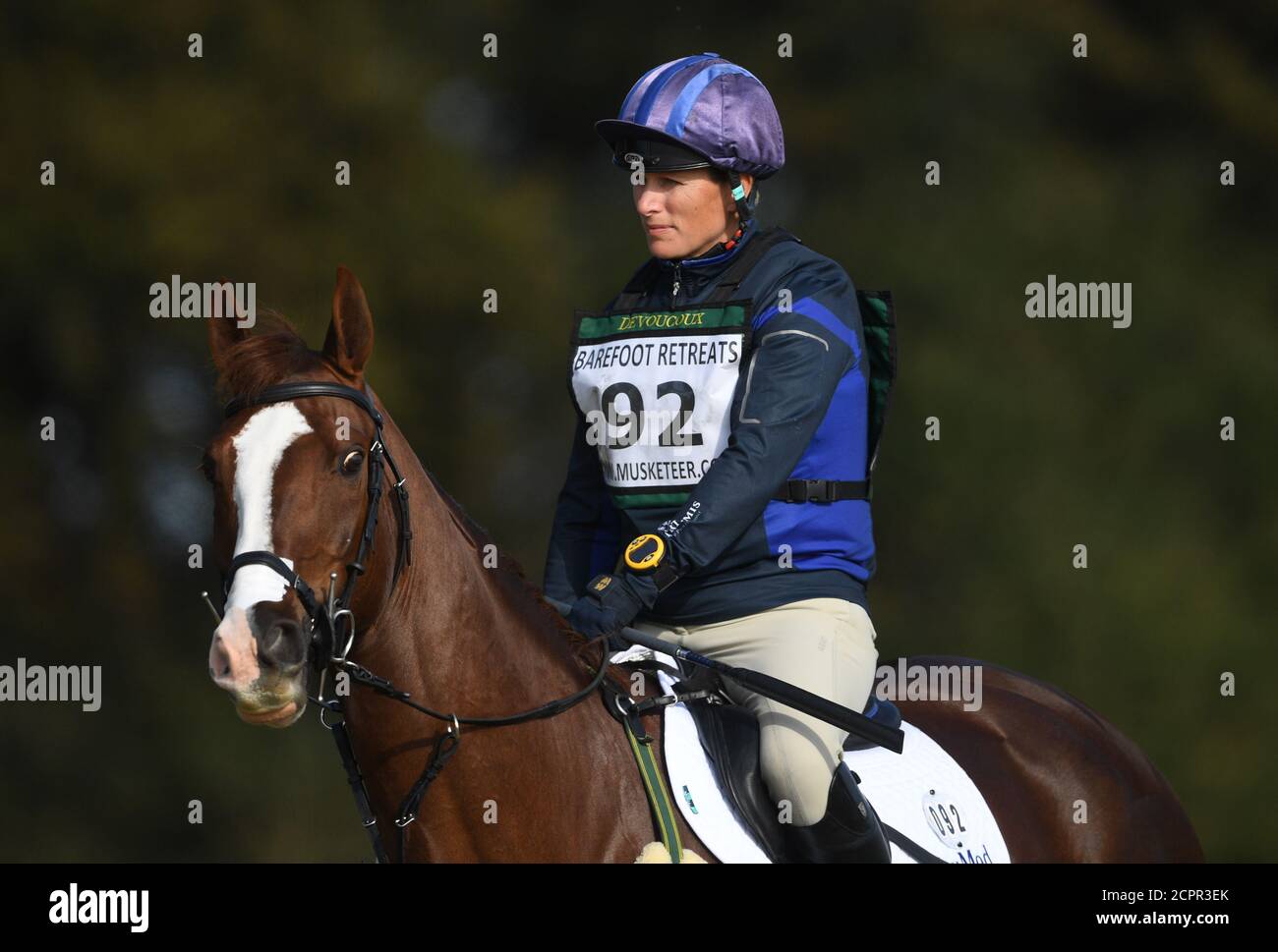 Zara Tindall in classe Affair in competizione nella disciplina di fondo durante i Burnham Market International Horse Trials a Norfolk. Foto Stock