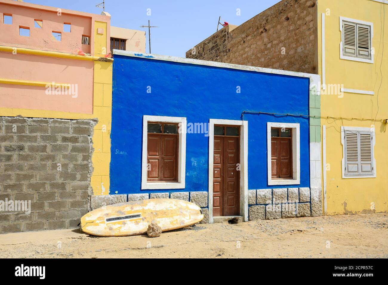 SAL Rei, Boa Vista, Capo Verde - Vista Città con tavola da surf nella capitale dell'isola SAL Rei. Foto Stock