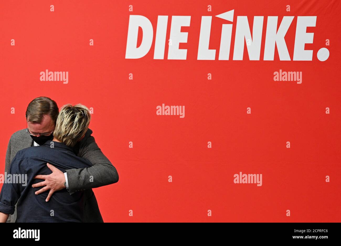 19 settembre 2020, Turingia, Sömmerda: Bodo Ramelow (Die Linke), Ministro Presidente della Turingia, e Susanne Hennig-Wellsow, Presidente di Stato di Die Linke Thüringen, si abbracciano alla conferenza di partito di Stato di Die Linke Thüringen dopo il discorso di Ramelow. Durante la conferenza del partito statale, discuteranno i concetti del partito di governo per la Turingia così come la candidatura del capo del partito di stato Hennig-Wellsow per la presidenza federale. Foto: Frank May/dpa Foto Stock