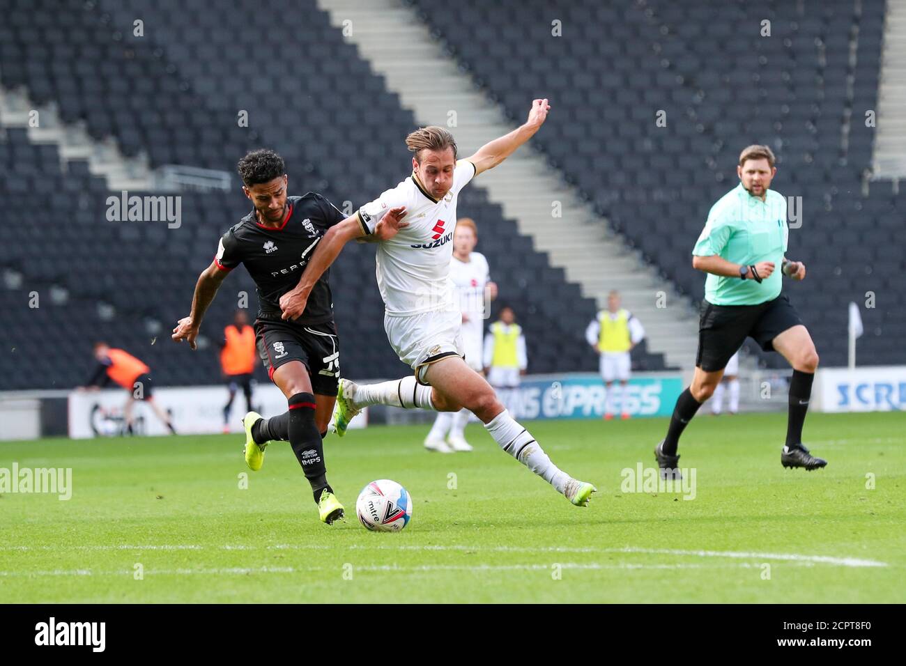 MILTON KEYNES, INGHILTERRA. 19 SETTEMBRE 2020. Il capitano di Lincoln City Liam Bridcutt viene sfidato da Milton Keynes Dons Callum Brittain durante la seconda metà della partita della Sky Bet League 1 tra MK Dons e Lincoln City allo Stadio MK, Milton Keynes. (Credit: John Cripps | MI News ) Credit: MI News & Sport /Alamy Live News Foto Stock