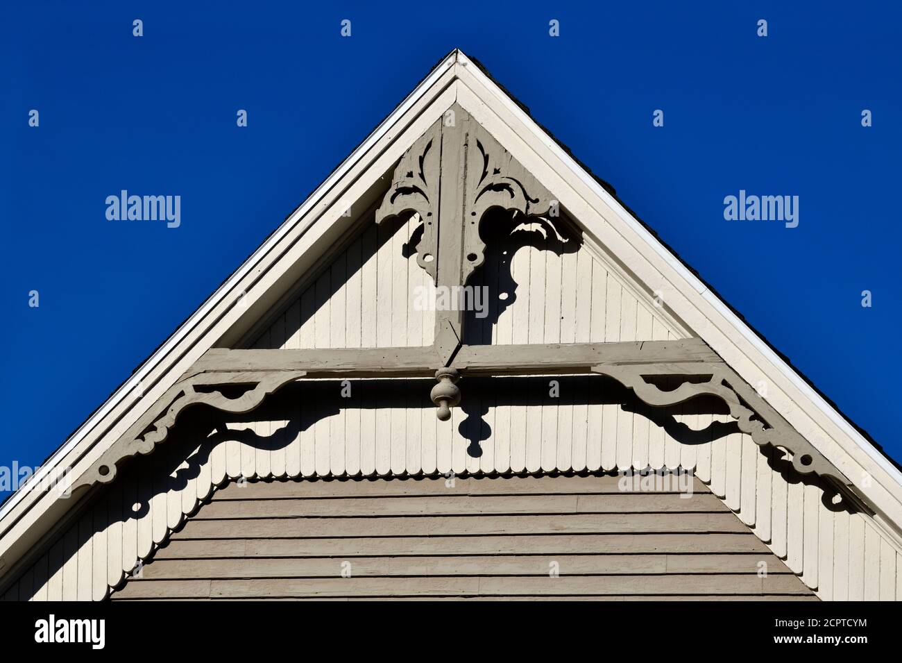 Immagine orizzontale di un'estremità a timpano di un tetto Picco rifilato con decorazione in legno in Sussex New Brunswick Canada Foto Stock
