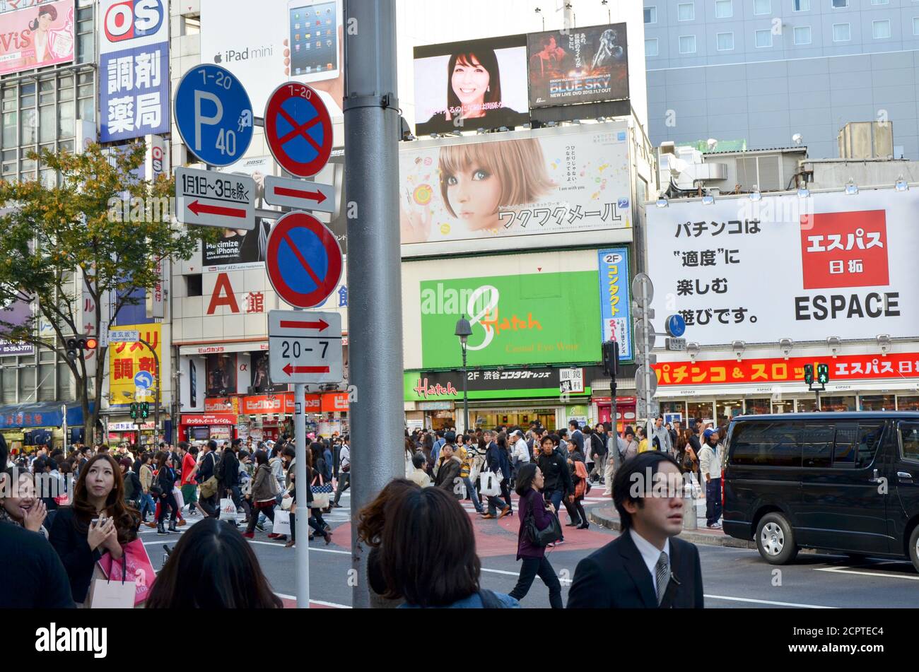 Attraversamento di Shibuya a Tokyo a pranzo Foto Stock