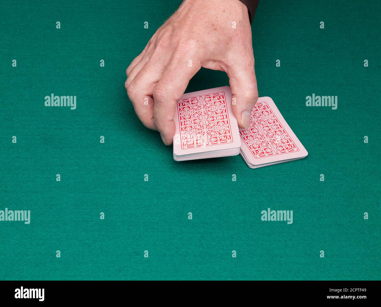 Mano che dealing e mischiando un mazzo di carte. Foto Stock