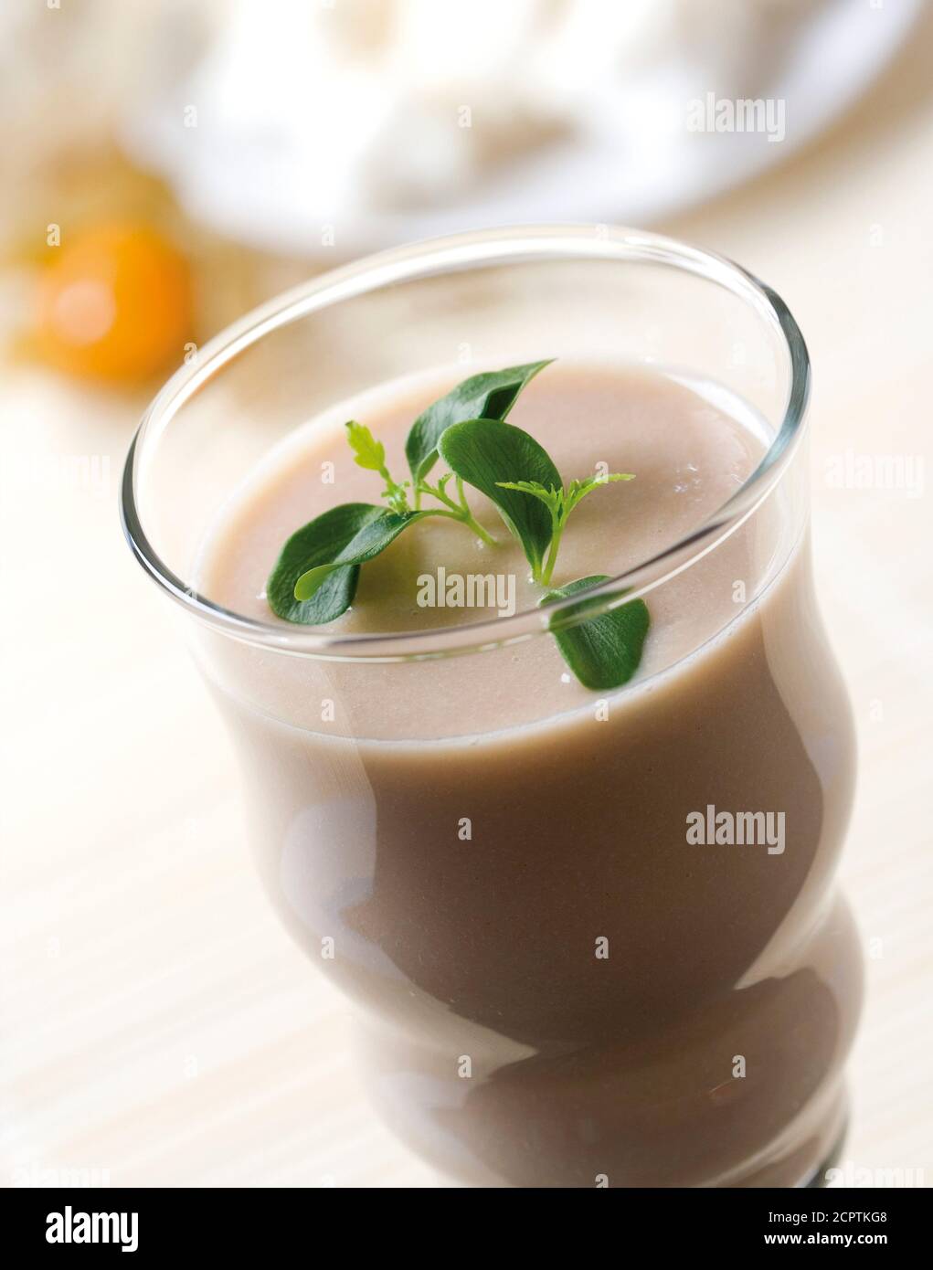 Frullato di tamarindo fatto in casa in un bicchiere Foto Stock