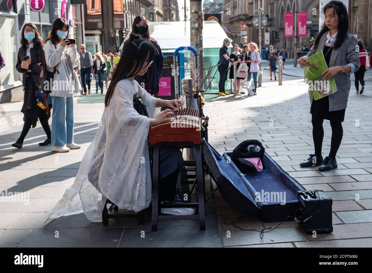 Glasgow, Scozia, Regno Unito. 19 settembre 2020. Regno Unito Meteo. Un artista di strada che si esibisce su un guzheng (Zither cinese) in via Buchanan. Credito: SKULLY/Alamy Live News Foto Stock