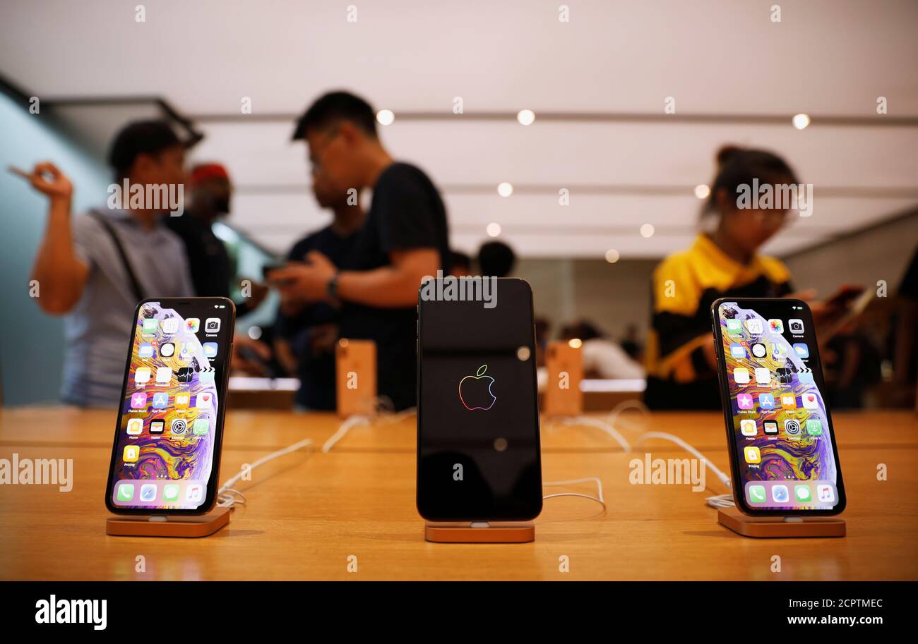 IPhone XS e iPhone XS Max sono esposti all'Apple Store di Singapore il 21 settembre 2018. REUTERS/Edgar su Foto Stock