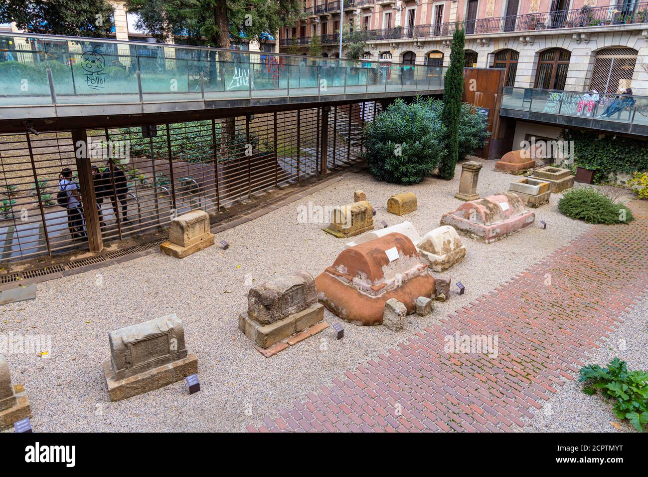 BARCELLONA, SPAGNA - 23 NOVEMBRE 2019: I turisti visitano le tombe romane nel centro della vecchia Barcellona. Foto Stock