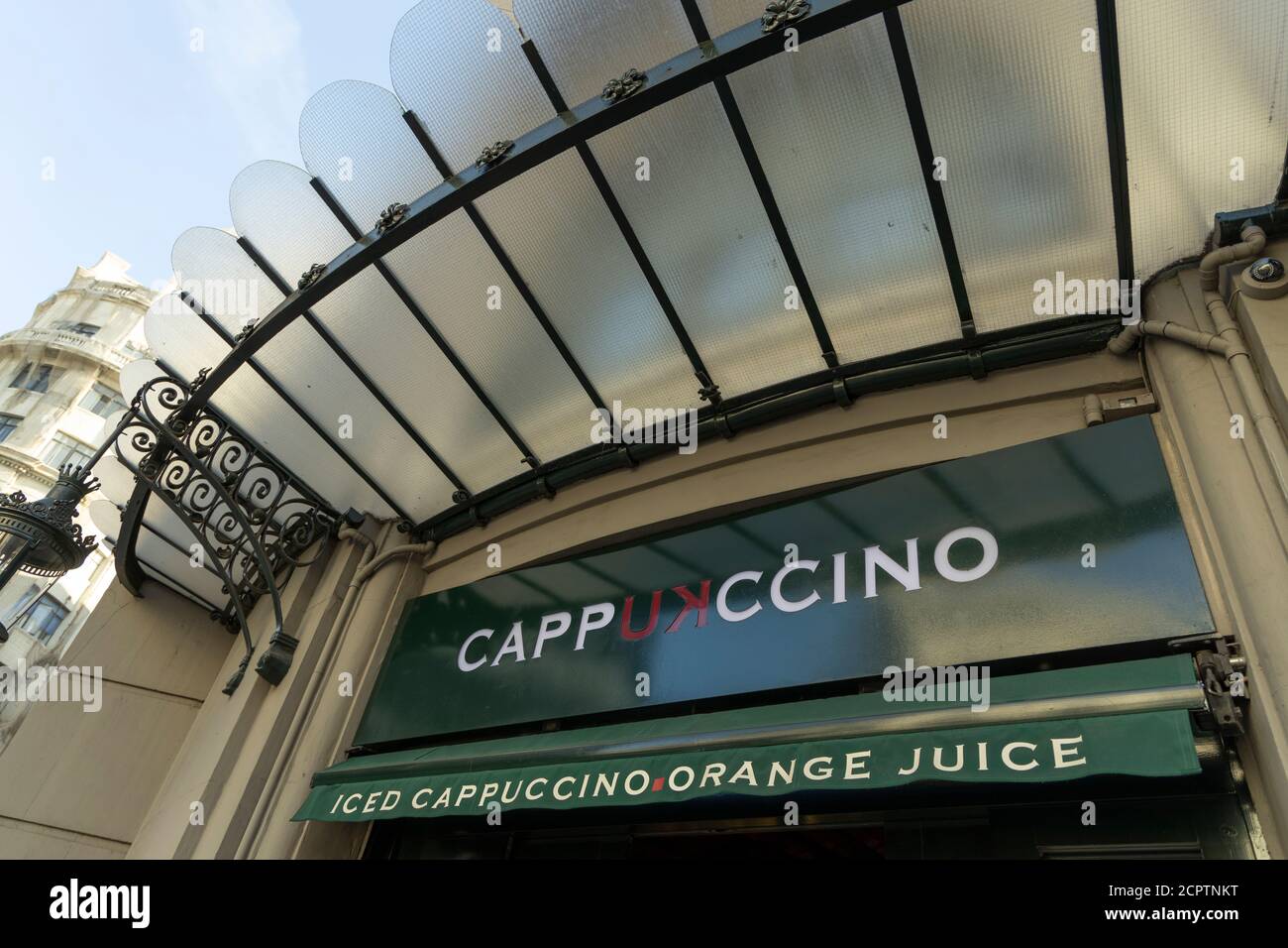 BARCELLONA, SPAGNA - 23 NOVEMBRE 2019: Molti turisti visitano Barcellona per un weekend di shopping. Il Capuccino è una famosa caffetteria. Foto Stock