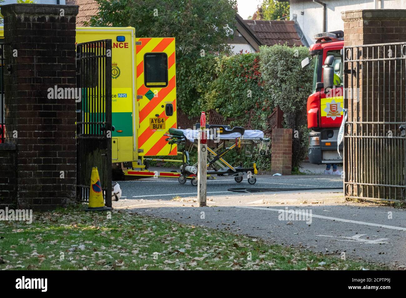 Brentwood Essex 19 settembre 2020 UN grave incidente di polizia ha avuto luogo al di fuori di un popolare parco per bambini, Re Georges, a Brentwood Essex. Almeno un'automobile è stata in un incidente serio e i rapporti dei social media indicano il consumo di droga e potenzialmente il traffico di droga sono stati coinvolti. Purtroppo, un pedone di 17 anni James Esah che è stato ferito è morto accreditamento: Ian Davidson/Alamy Live News Foto Stock