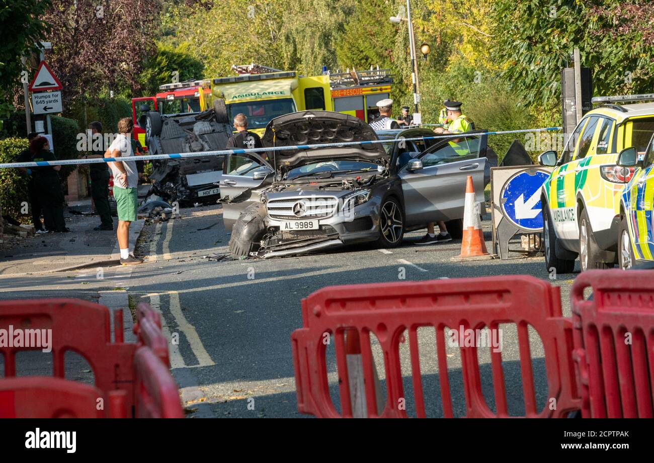 Brentwood Essex 19 settembre 2020 UN grave incidente di polizia ha avuto luogo al di fuori di un popolare parco per bambini, Re Georges, a Brentwood Essex. Almeno un'automobile è stata in un incidente serio e i rapporti dei social media indicano il consumo di droga e potenzialmente il traffico di droga sono stati coinvolti. Purtroppo, un pedone di 17 anni James Esah che è stato ferito è morto accreditamento: Ian Davidson/Alamy Live News Foto Stock