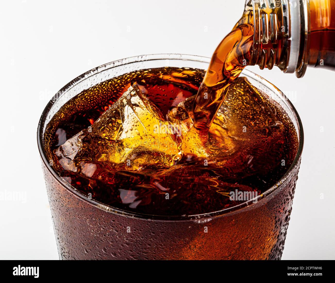 Ghiacciato rinfrescante bevanda estiva gassata con pezzi di ghiaccio in un bicchiere. Foto Stock