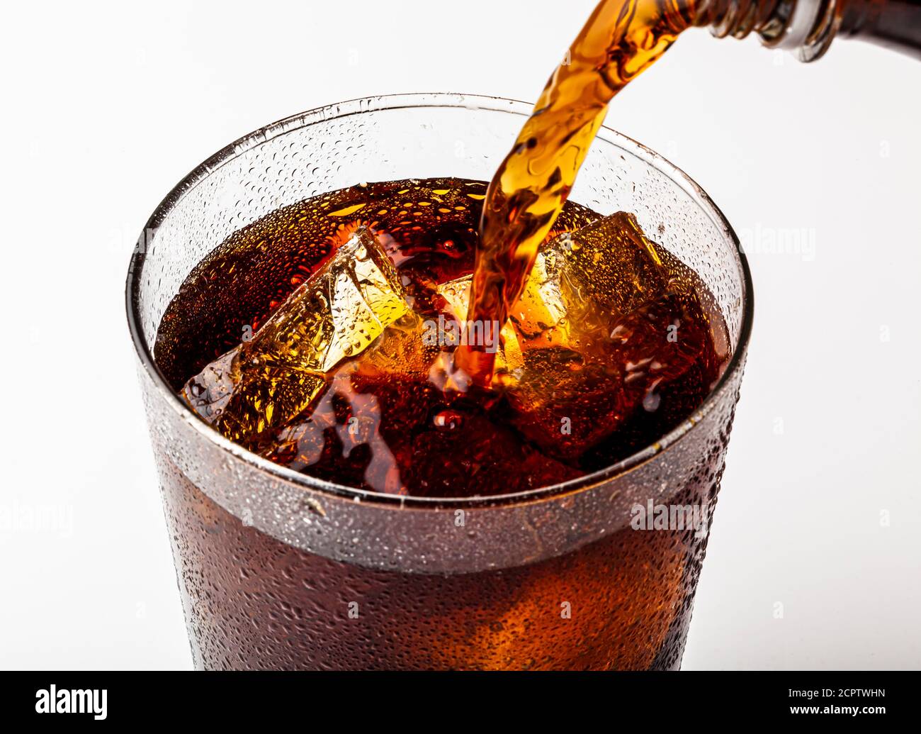 Ghiacciato rinfrescante bevanda estiva gassata con pezzi di ghiaccio in un bicchiere. Foto Stock