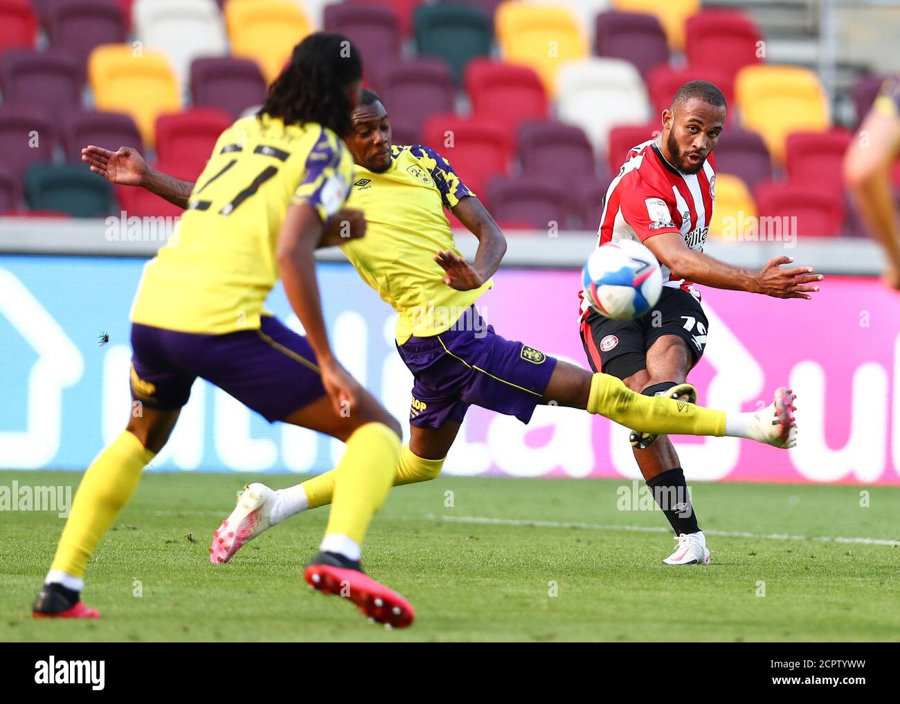 LONDRA, INGHILTERRA. 19 SETTEMBRE 2020 Bryan Mbuemo di Brentford segnò il suo terzo gol durante lo Sky Bet Championship match tra Brentford e Huddersfield Town a Griffin Park, Londra. (Credit: Jacques Feeney | MI News) Credit: MI News & Sport /Alamy Live News Foto Stock