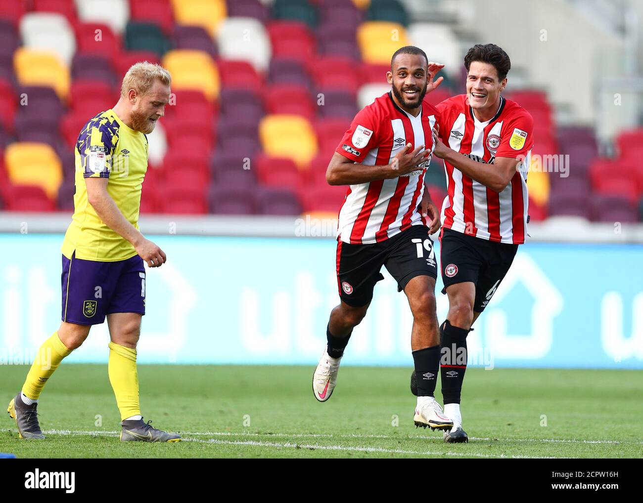 LONDRA, INGHILTERRA. 19 SETTEMBRE 2020 Bryan Mbuemo di Brentford festeggia il terzo gol delle sue squadre durante la partita del campionato Sky Bet tra Brentford e Huddersfield Town a Griffin Park, Londra. (Credit: Jacques Feeney | MI News) Credit: MI News & Sport /Alamy Live News Foto Stock