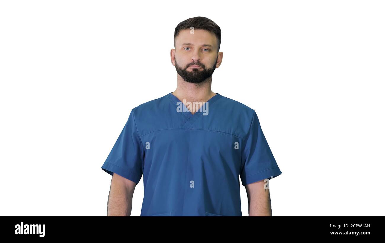 Chirurgo maschile serio con una barba che cammina su sfondo bianco. Foto Stock