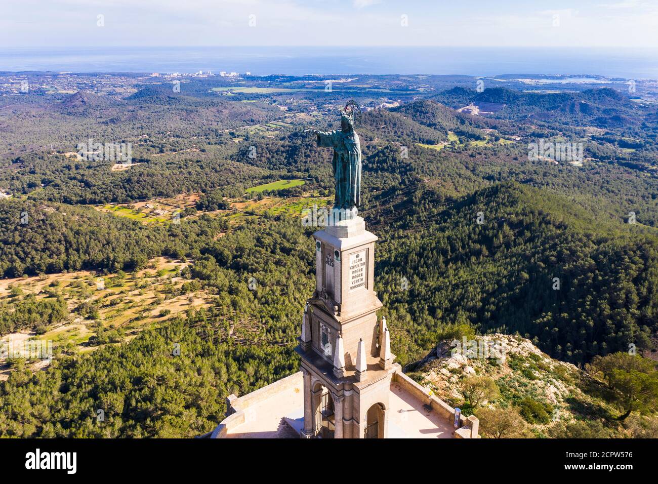 Monumento al Cristo Rei, statua del Cristo Re, Santuari de Sant Salvador sul Puig de Sant Salvador, vicino a Felanitx, regione del Migjorn, vista aerea, Foto Stock