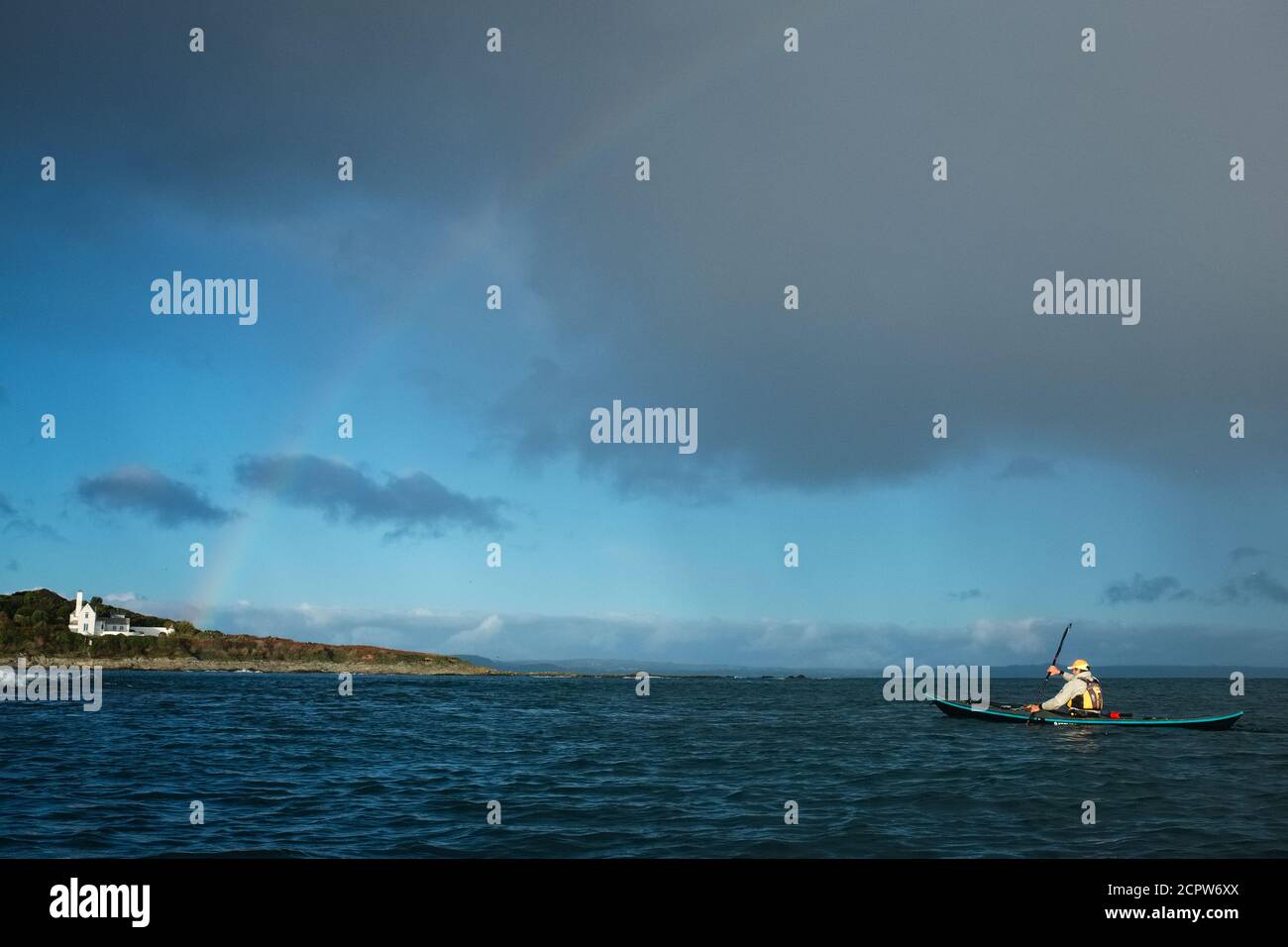 Kayak di mare con un arcobaleno sull'oceano in Cornovaglia Foto Stock