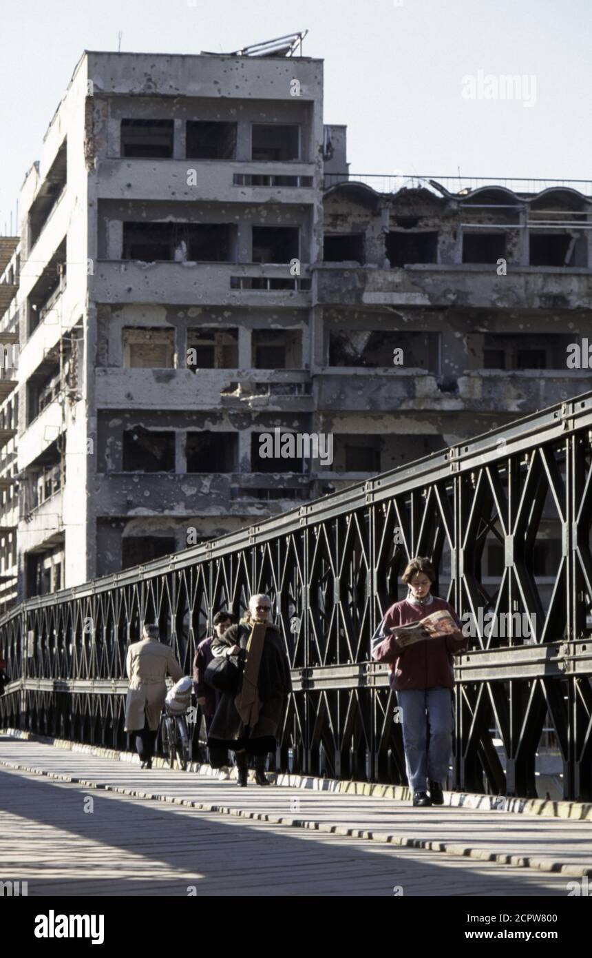 10 dicembre 1995 durante la guerra in Bosnia: La popolazione locale attraversa un ponte d'acciaio temporaneo (oggi il più Musala), sul fiume Neretva a Mostar. Foto Stock