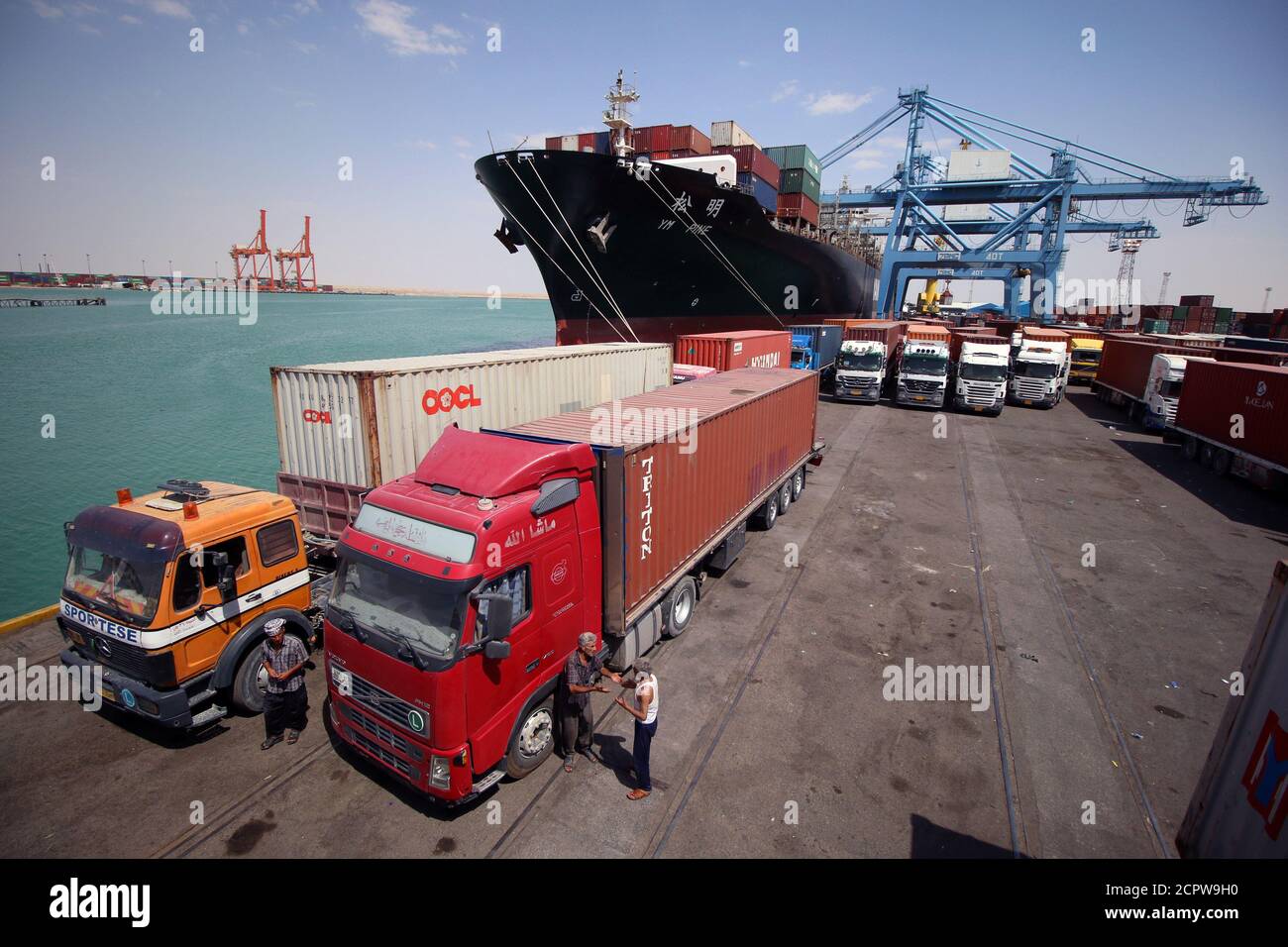I camion sono visti al porto di Umm Qasr vicino a Basra, Iraq 16 luglio  2018. REUTERS/Esham al-Sudani Foto stock - Alamy
