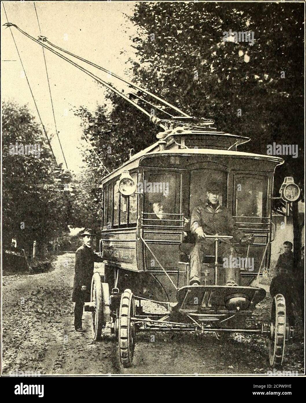 . Il giornale ferroviario di strada . attrezzatura, il trolley pullman assomiglia ad un omnibus, havinga trolley-car piattaforma, con gradino su entrambi i lati, sul retro, e sedile per il motorman nella parte anteriore. L'ingranaggio di sterzo, il controllore di corrente, il meccanismo di freno, i motori e gli ingranaggi di azionamento con cui il coach è attualmente equipaggiato, sono simili a quelli in uso sulle automobili, ma in quanto devono essere messi da apparecchi ferroviari elettrici di marca standard non saranno descritti qui. In breve, lo scopo cercato è quello di fornire mezzi in cui gli autobus per passeggeri possano essere spinti attraverso le strade,wi Foto Stock