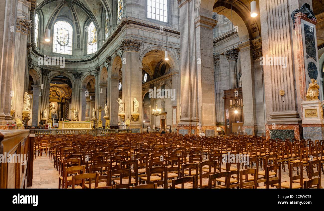 Interno chiesa Saint Sulpice a Parigi, Francia. Saint Sulpice è leggermente più piccolo di Notre-Dame e quindi la seconda chiesa più grande della città. Foto Stock