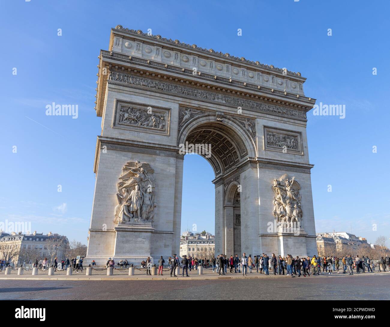 L'Arco di Trionfo il mese di dicembre a Parigi, Francia. L'Arco di Trionfo onora coloro che combattevano e morirono per la Francia nelle guerre francesi. Foto Stock