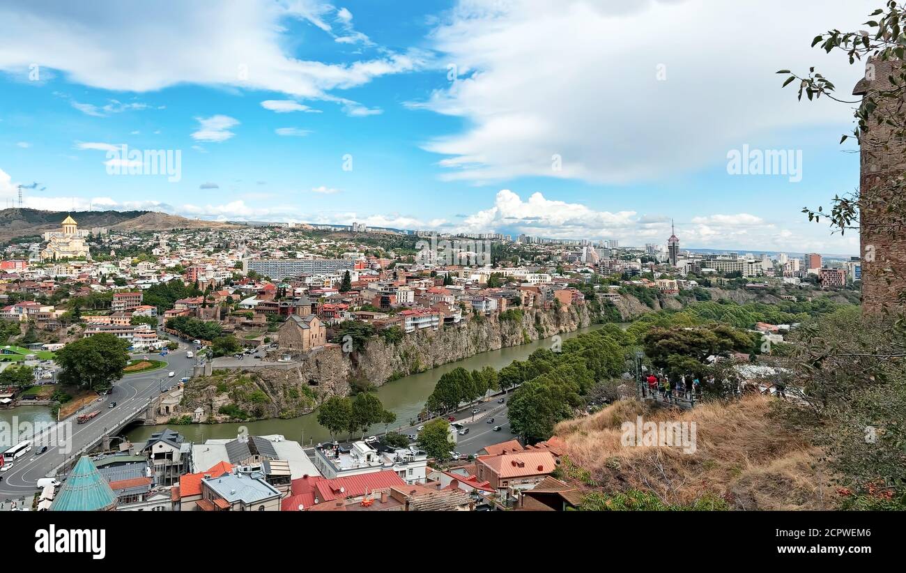 Panorama Tbilisi dalla fortezza di Narikala in Georgia Foto Stock